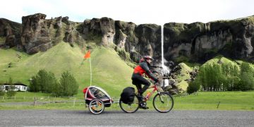 Com filha de 2 anos a bordo, casal faz cicloviagem de 430km pela Islândia