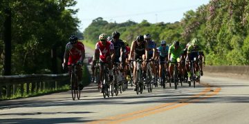Em busca de segurança, ciclistas transformam Estrada Velha de Santos em local de treino