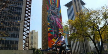 Uau! Em grafite de 60 metros, muralista faz homenagem a ciclistas de SP