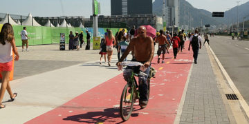 Rio-2016: Alheios à proibição oficial, torcedores usam bicicleta para chegar aos Jogos
