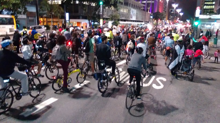 Ciclistas participando de Bicicletada na Avenida Paulista