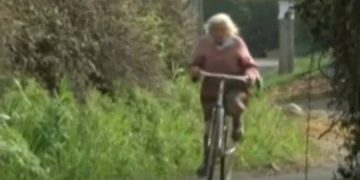Vídeo: Senhora de 90 anos bomba na internet ao pedalar 30 km por dia