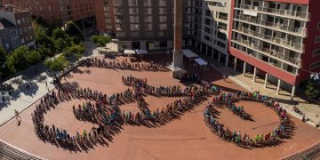 Ciclistas se unem e fazem bicicleta humana na Espanha
