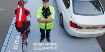 Na Inglaterra, polícia começa a punir motoristas que não respeitam a distância de 1,5m