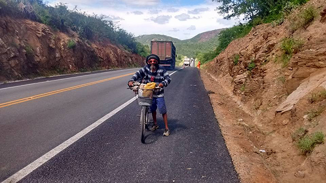 Na estrada, Piauí posa para a foto segurando a bicicleta