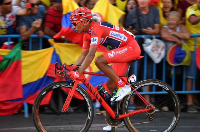 Para celebrar o título, o colombiano pedalou em uma bike vermelha, mesma cor da camisa do líder da classificação geral da competição/ Movistar Team