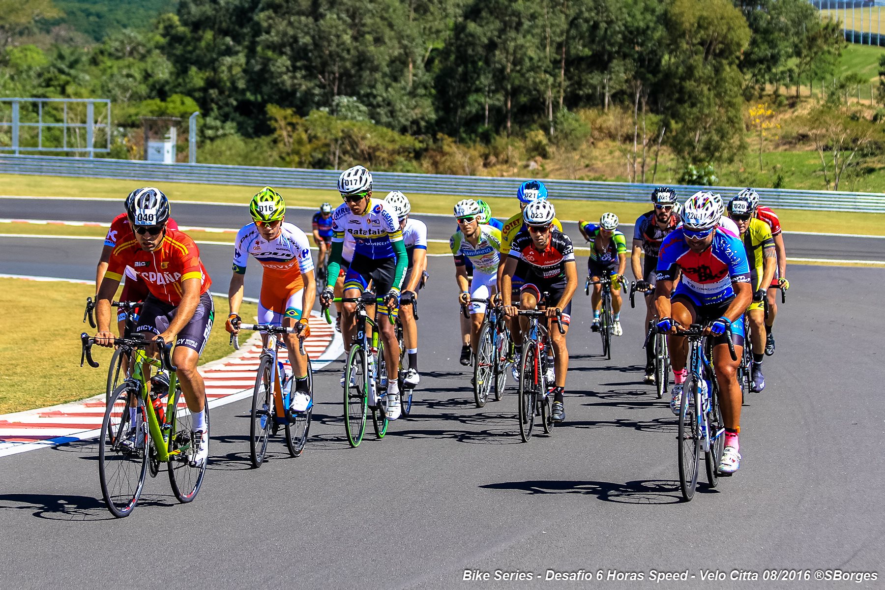 Ciclistas profissionais e amadores, juntos no pelotão / © Sergio Borges/BikeSeries