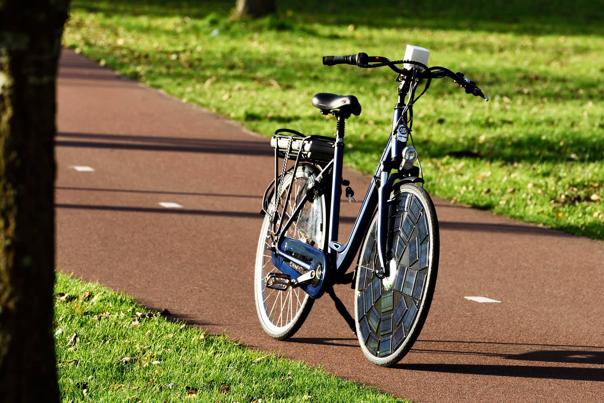 Bicicleta inovadora possui painéis solares na roda