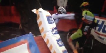Na Bélgica, atletas de Cyclocross brigam no meio da prova