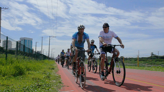 Ciclistas pedalam na Ciclovia da Marginal Pinheiros/ © Acervo