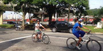Contagem inédita revela que mais de 20 mil pessoas andam a pé e de bike nas Marginais de SP