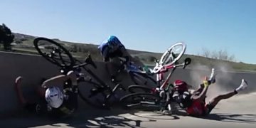 VÍDEO: Colisão de pelotão quase derruba ciclista a 10m de altura