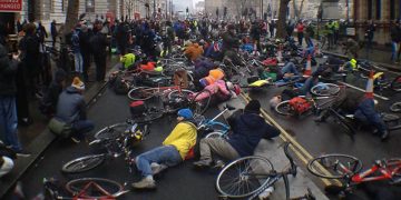 Protesto reclama a morte de brasileira e outros dois ciclistas na capital britânica