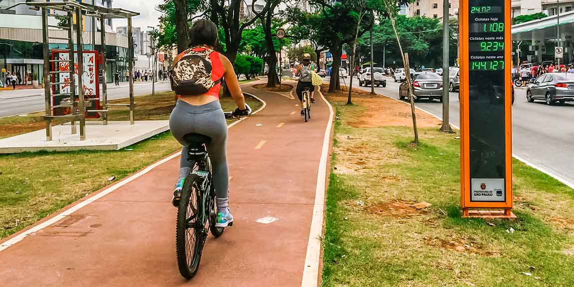 Ciclistas atravessando o contador da Avenida Faria Liam em São Paulo