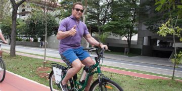 Arnold Schwarzenegger passeia de bike por São Paulo