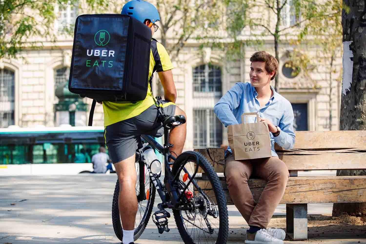 Ciclistas paulistanos agora podem fazer entregas pela UberEATS/ © Divulgação
