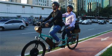 Aplicativo que une bicicleta e táxi oferece alternativa de transporte em SP