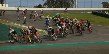 800 ciclistas pedalam em prova no Autódromo de Interlagos
