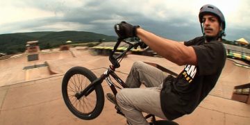 Atletas de BMX brasileiros radicalizam em acampamento nos EUA