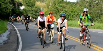 Mais de 100 mulheres formam pelotão e pedalam 100 Km em Florianópolis-SC