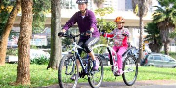 Brasileiro cria linha de reboques de bike para a família toda