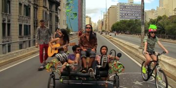 Banda paulista faz música pedalando no sofá