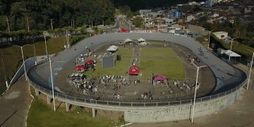 Altas imagens! Ciclistas voam baixo no Velódromo de Caieiras
