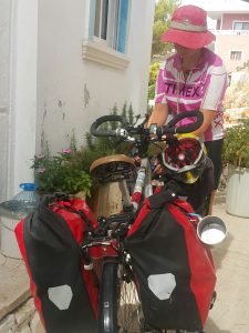 Inka preparando a sua bike para a estrada/ © Divulgação