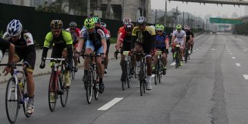 Veja como é pedalar em uma prova de ciclismo na Marginal Pinheiros