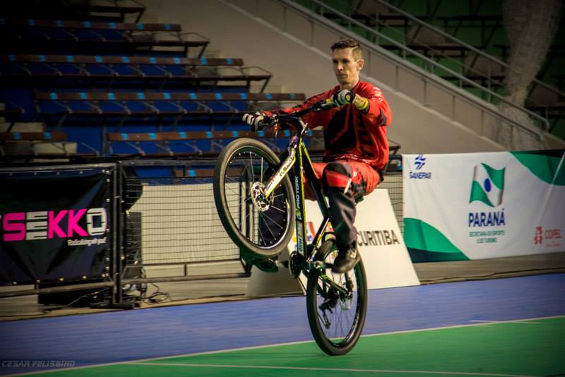 Leandro Sekko é recordista mundial de Wheeling Bike/ © Divulgação