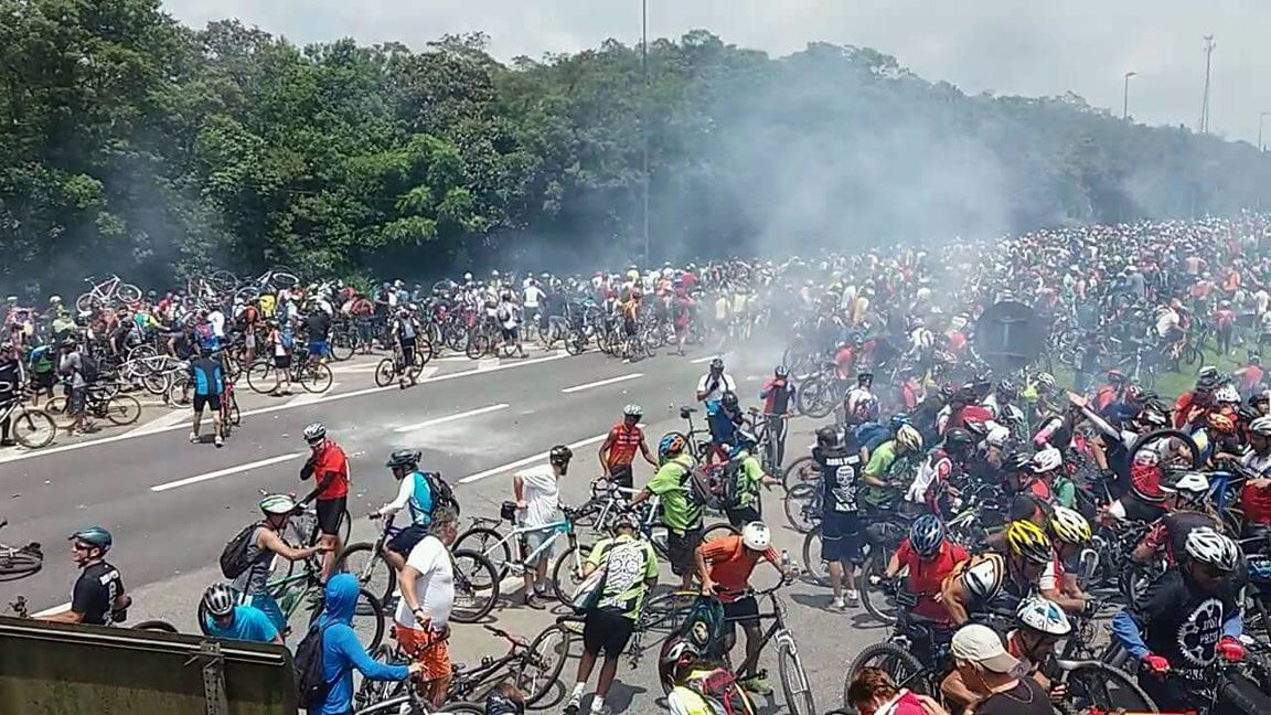 PM joga bombas em mais de três mil ciclistas que desciam a Serra do Mar/ © Henrique Espírito Santo