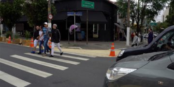 Em Pinheiros, intervenção aumenta calçada e dá mais segurança para pedestres