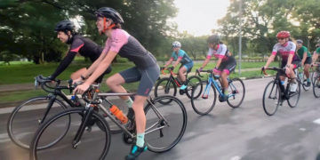 Pelotão do Dia das Mulheres reúne mais de 100 ciclistas na USP